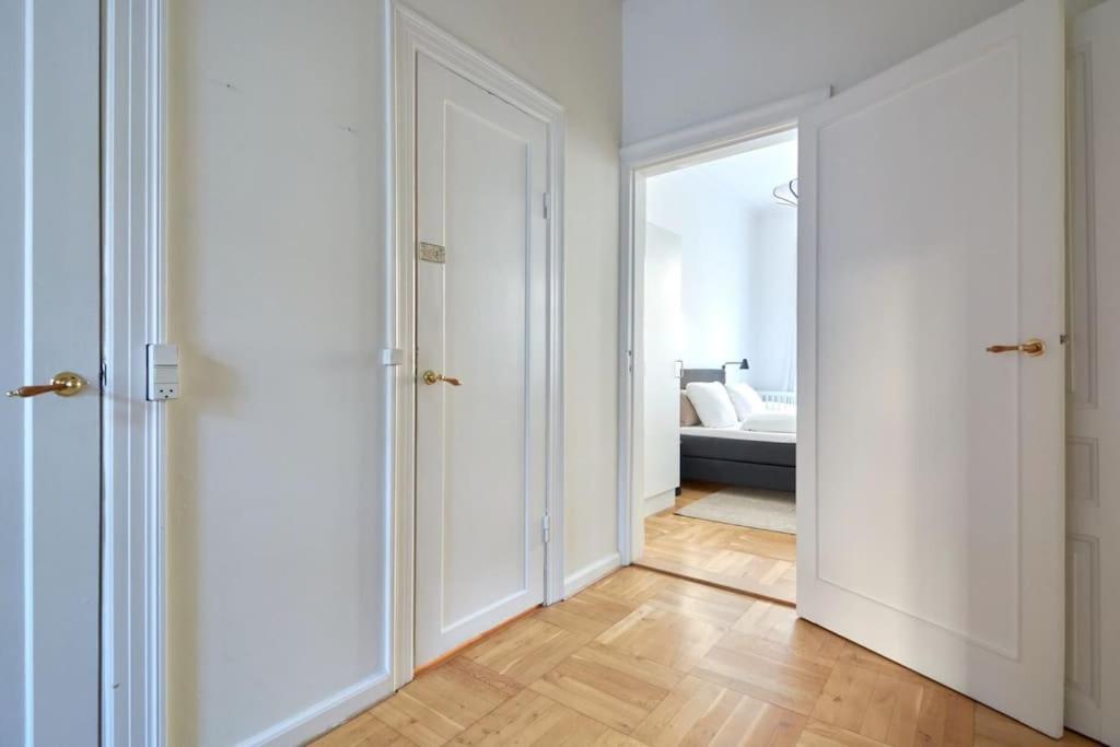 Moderen And Sleek 3Br With Bath By The Lakes And Metro Copenhagen Luaran gambar
