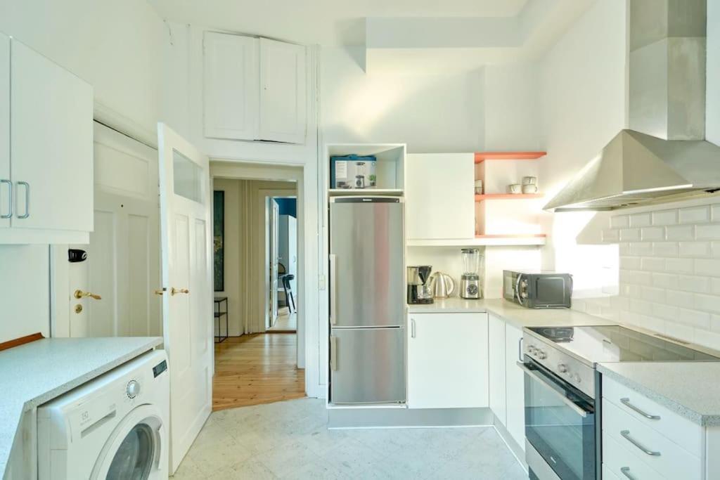 Moderen And Sleek 3Br With Bath By The Lakes And Metro Copenhagen Luaran gambar