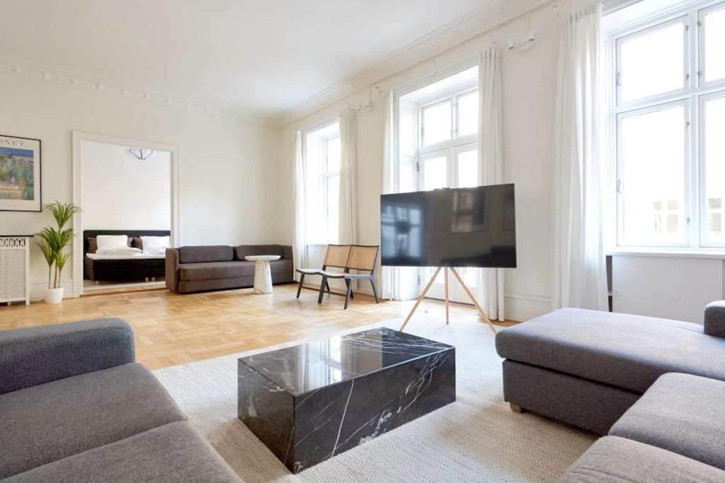 Moderen And Sleek 3Br With Bath By The Lakes And Metro Copenhagen Luaran gambar