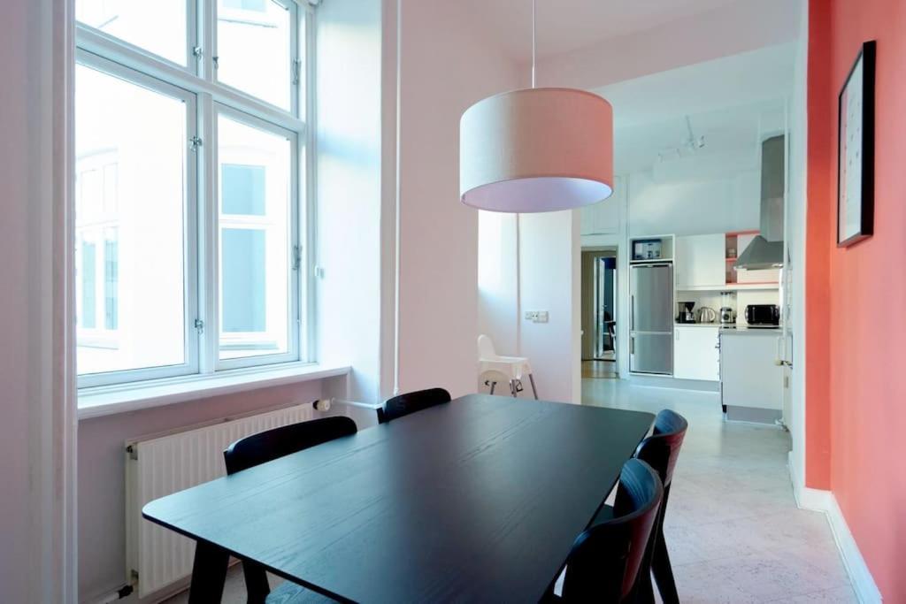 Moderen And Sleek 3Br With Bath By The Lakes And Metro Copenhagen Luaran gambar